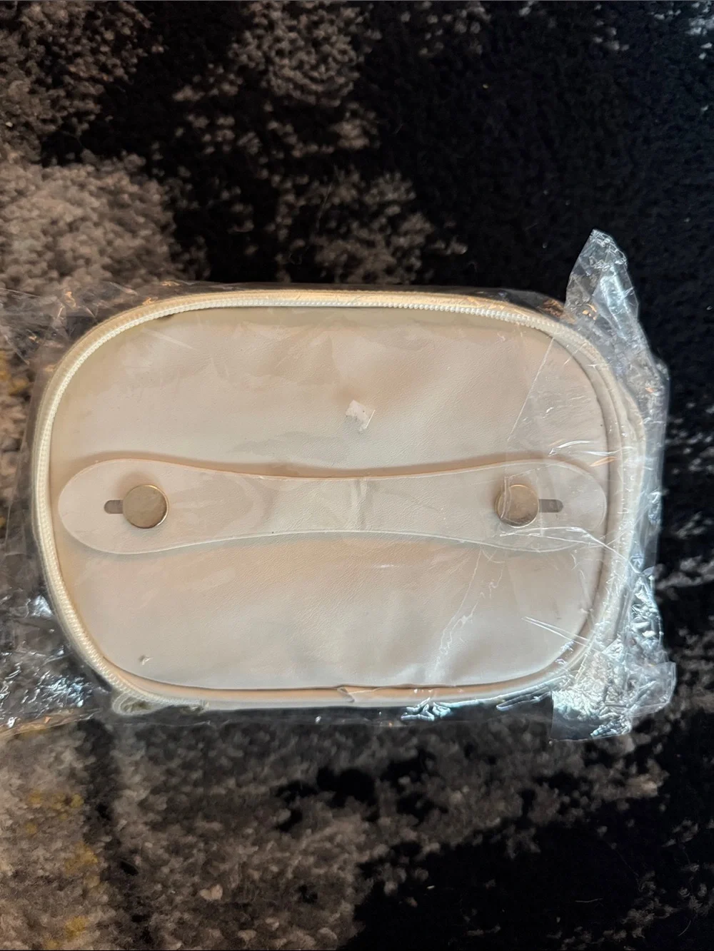 Cream Oval Cosmetic Bag NEW 🏷️